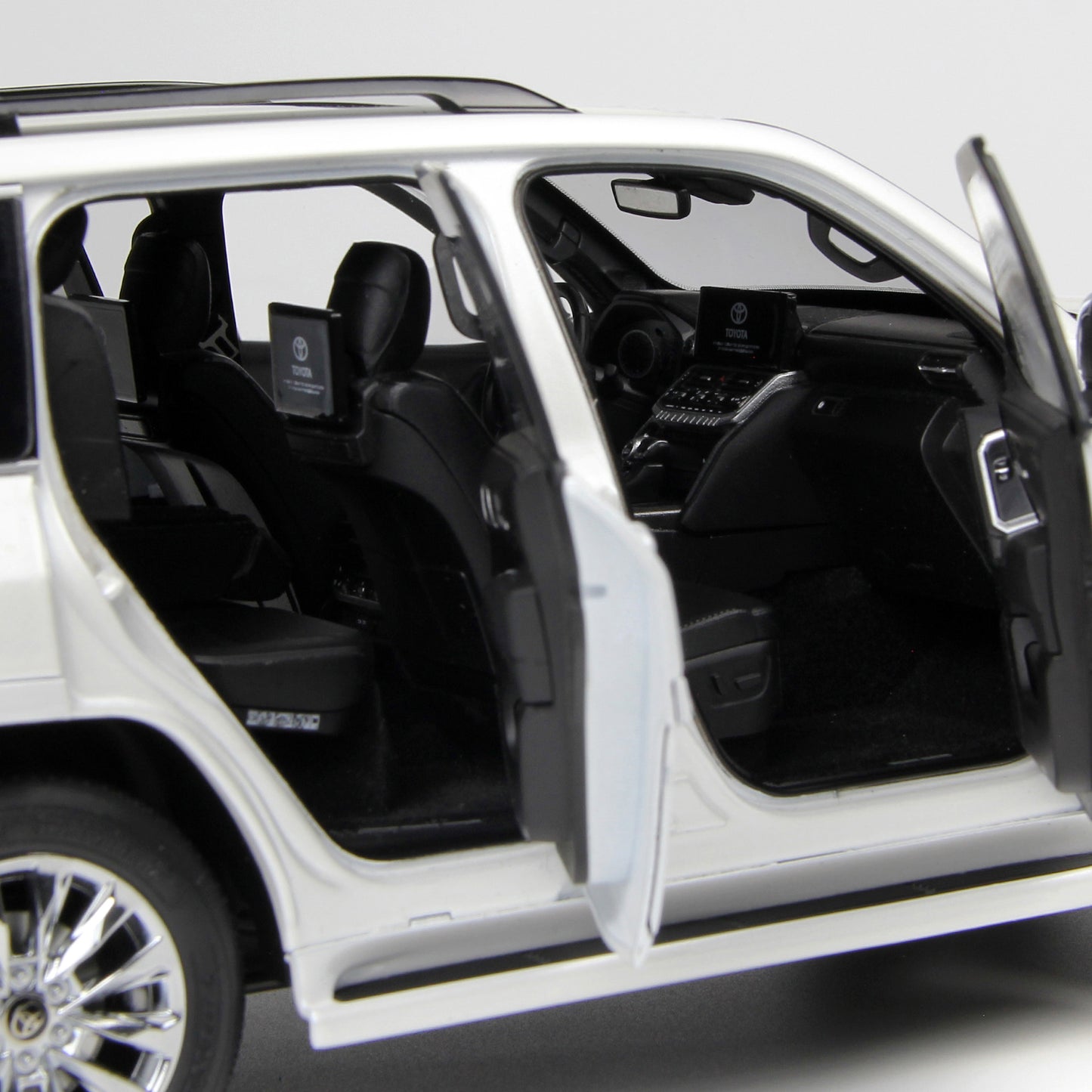 Toyota Land Cruiser 300-ZX White 1:18 scale model car - LCD Models