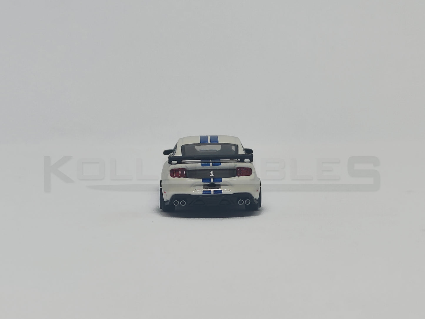 Shelby GT500 White 1:64 scale model car - Bburago
