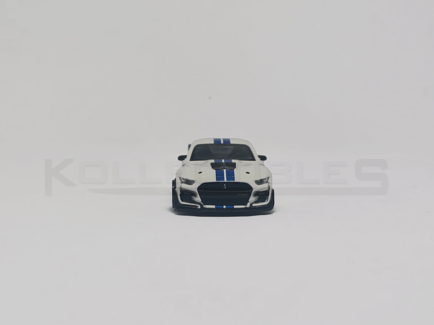 Shelby GT500 White 1:64 scale model car - Bburago