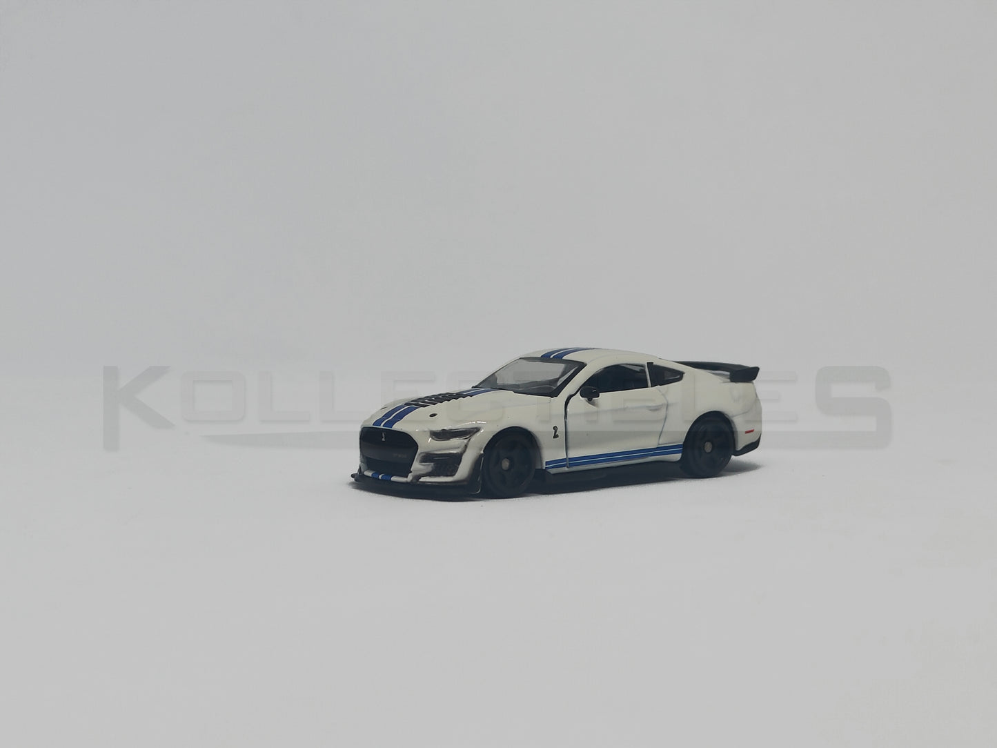 Shelby GT500 White 1:64 scale model car - Bburago