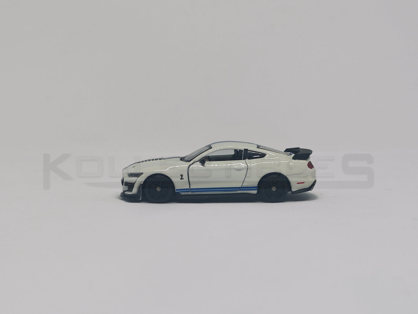 Shelby GT500 White 1:64 scale model car - Bburago