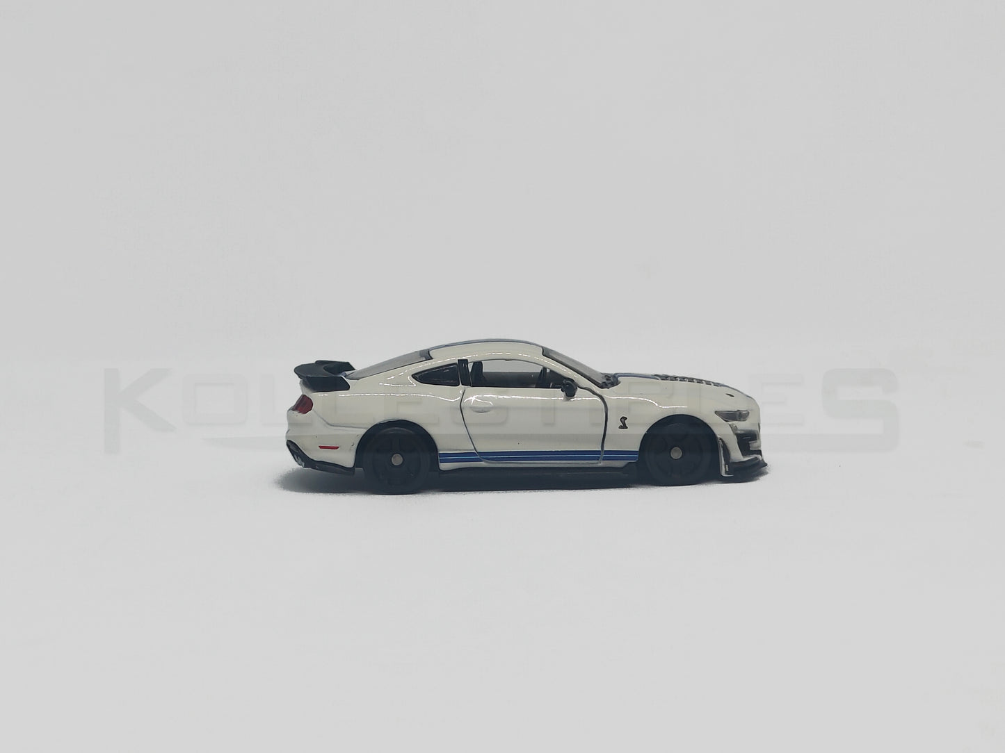 Shelby GT500 White 1:64 scale model car - Bburago