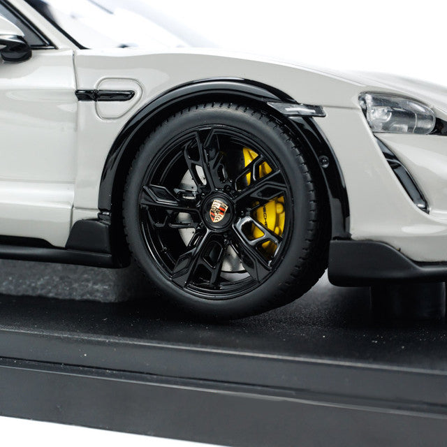 closeup Tier view Porsche Taycan Turbo S Cross Turismo 1:18 scale model car by GT Spirit Product code CLDC033