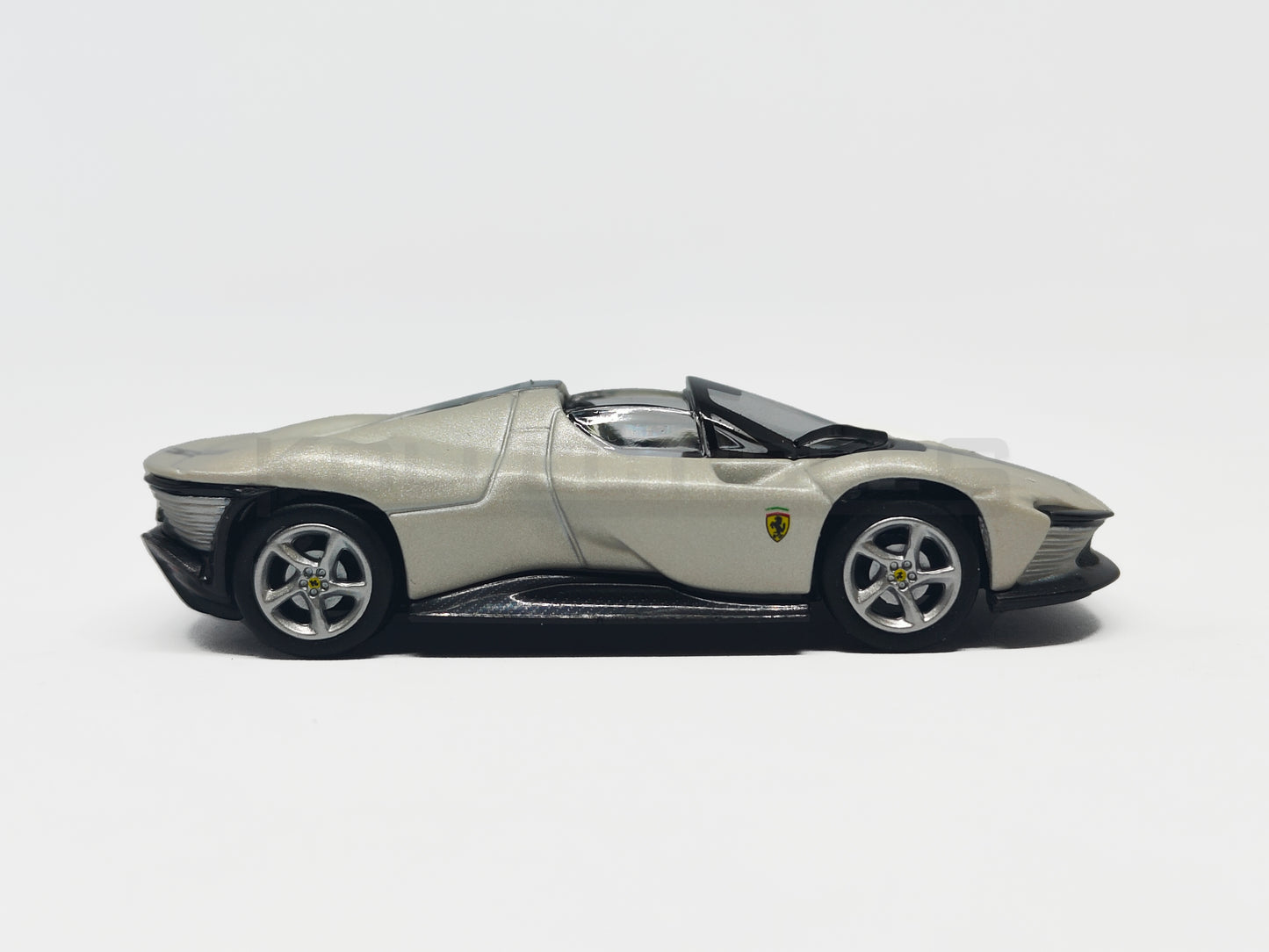 Side2 Ferrari Daytona SP3 matte White 1:64 scale model car - Bburago