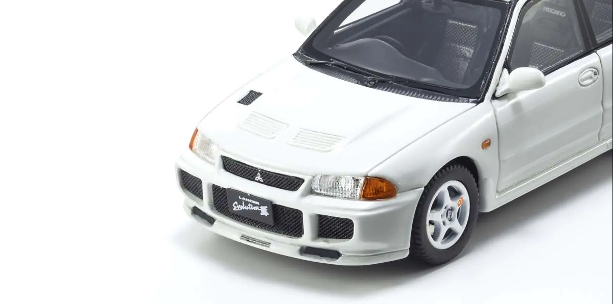 top perspective view of both the front and the side Kyosho 1:43  Mitsubishi Lancer Evolution III white