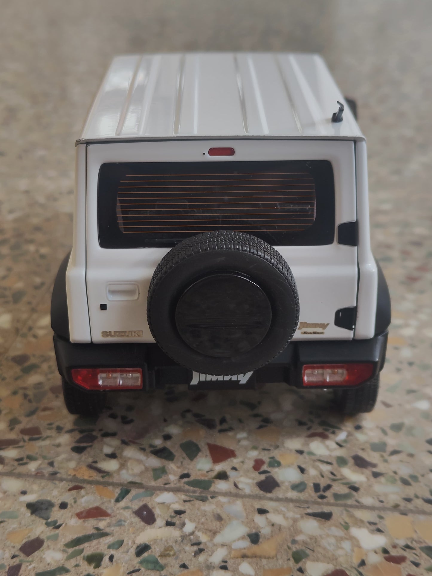 Damaged/Missing left Mirror : Suzuki Jimny (JB74) White 1:18 scale model car - BM creations