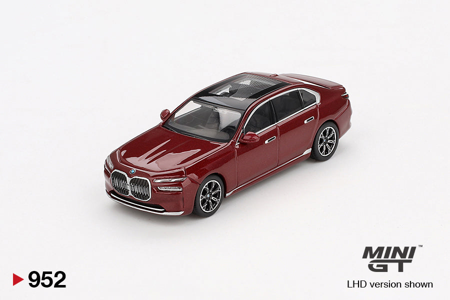 Front perspective view BMW i7 xDrive60 Aventurin 1:64 scale model car - Mini GT