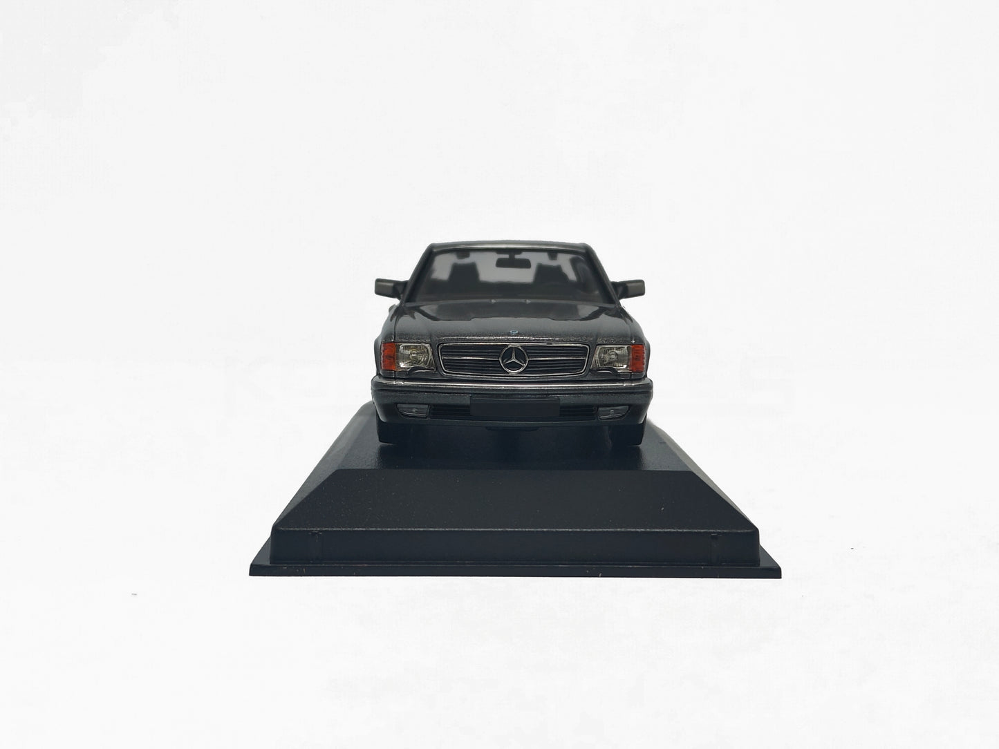 Front view Mercedes Benz 560 SEC C126 1980 Grey Met 1:43 scale model car - Minichamps 940035122