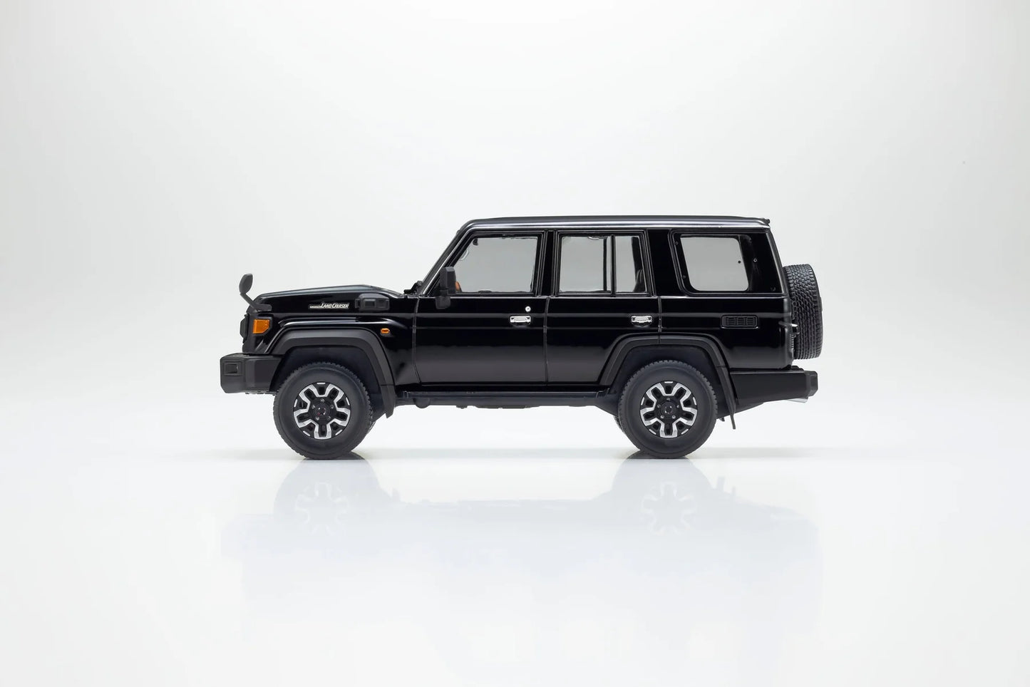 Side profile of Toyota Land Cruiser 70 Attitude Black Mica 1:43 scale model car by Kyosho with six-spoke alloys and all-terrain tyres (03928BK)