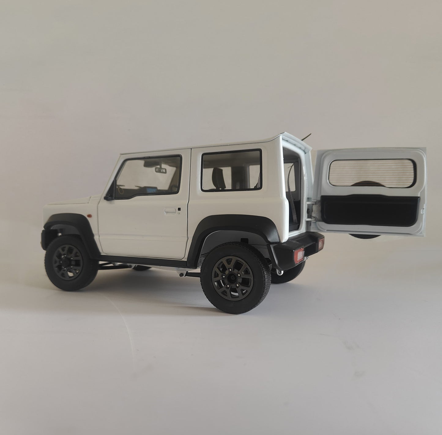 Damaged/Missing left Mirror : Suzuki Jimny (JB74) White 1:18 scale model car - BM creations