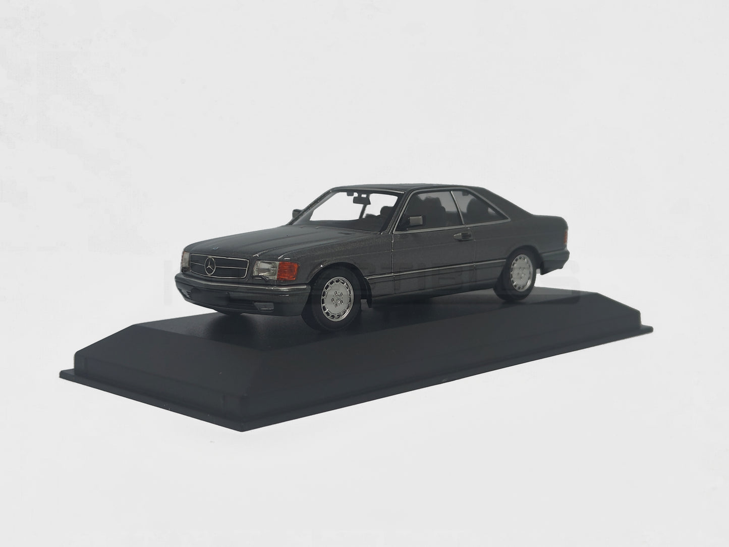Front perspective Mercedes Benz 560 SEC C126 1980 Grey Met 1:43 scale model car - Minichamps 940035122