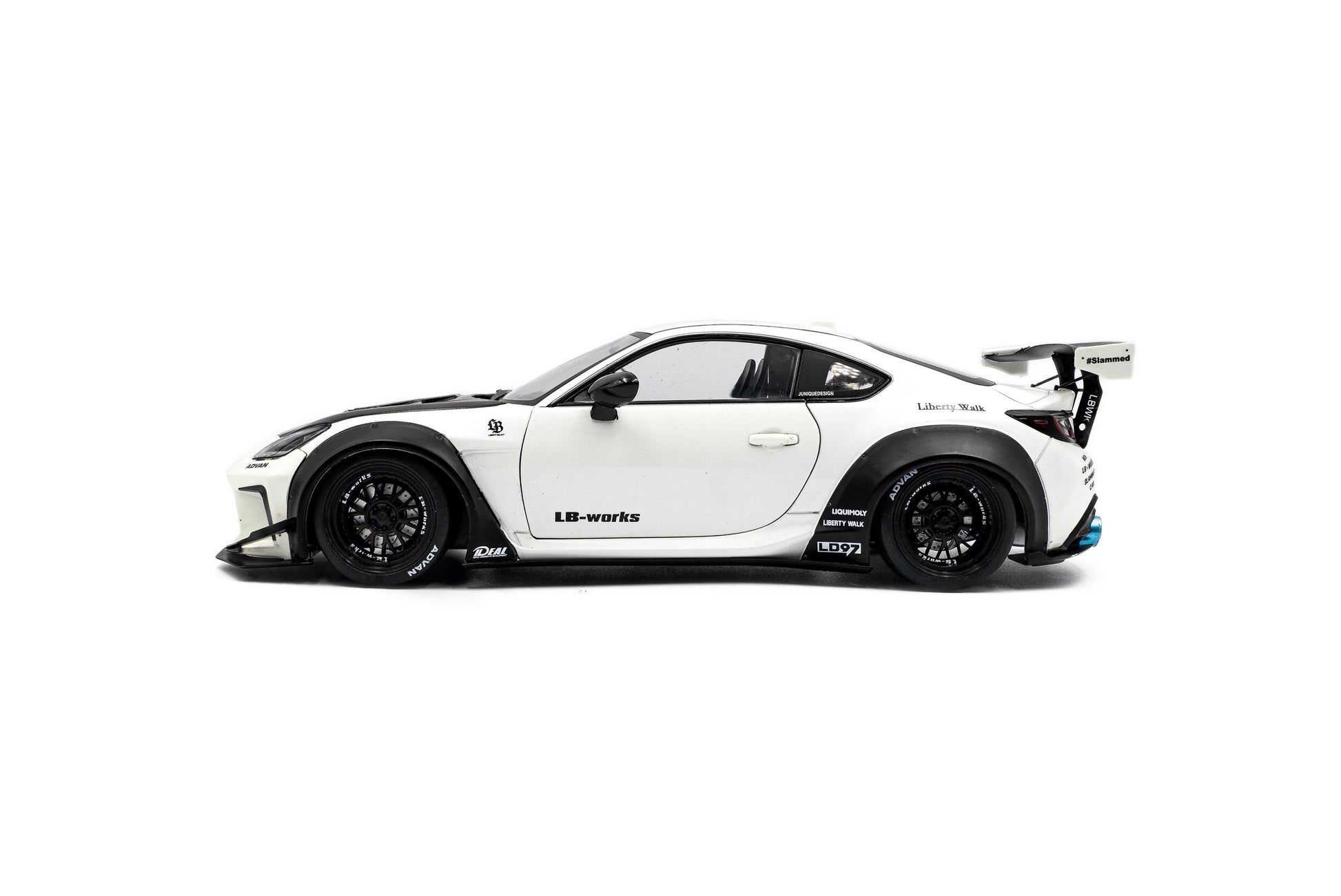 side2 view of Toyota GR86 Liberty walk Body Kit Pearl White 2024 1:18 scale model car - Solido
