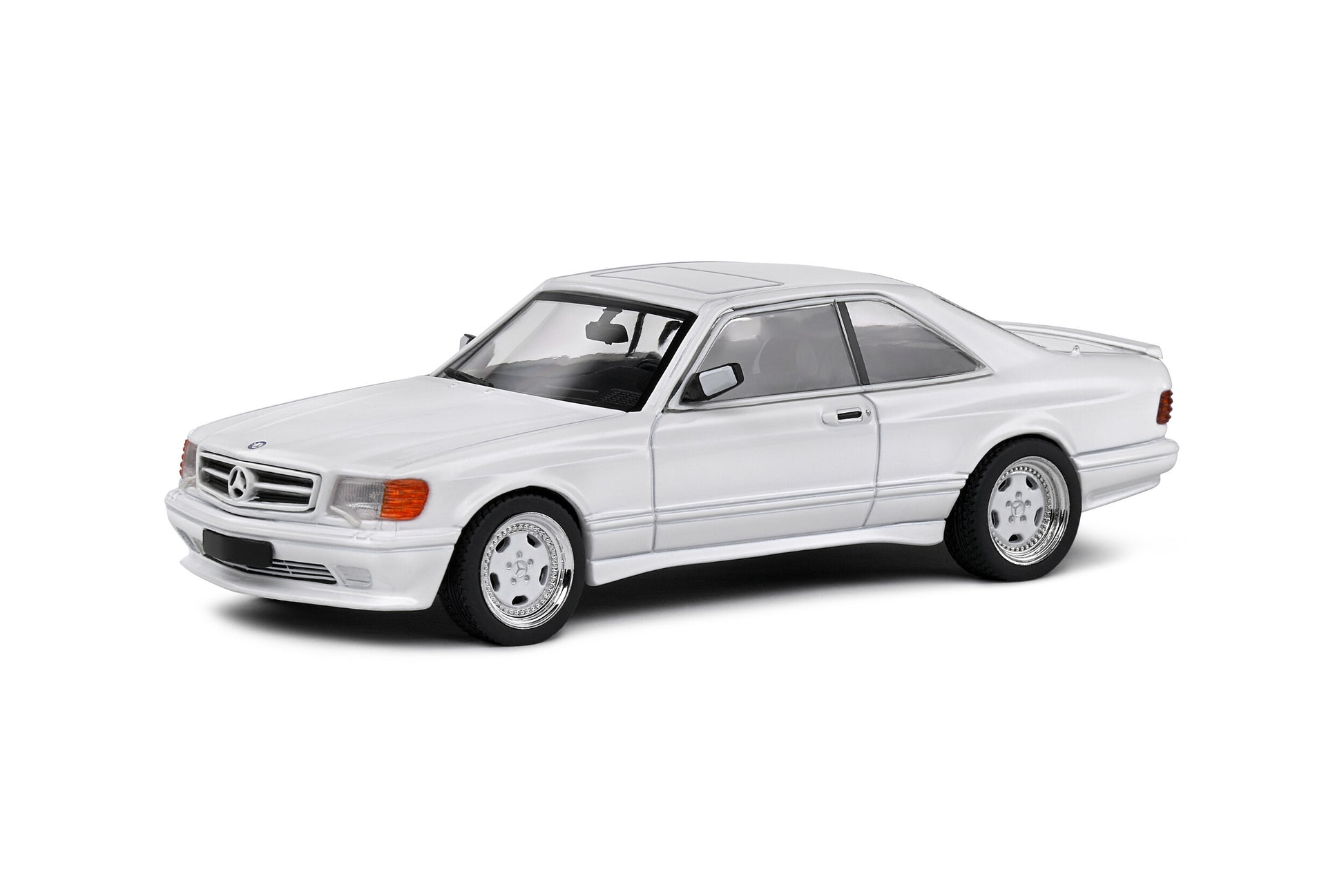 Front perspective view of Mercedes Sec 560 AMG Widebody White 1990 1:18 scale model car - Solido