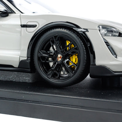 closeup Tier view Porsche Taycan Turbo S Cross Turismo 1:18 scale model car by GT Spirit Product code CLDC033