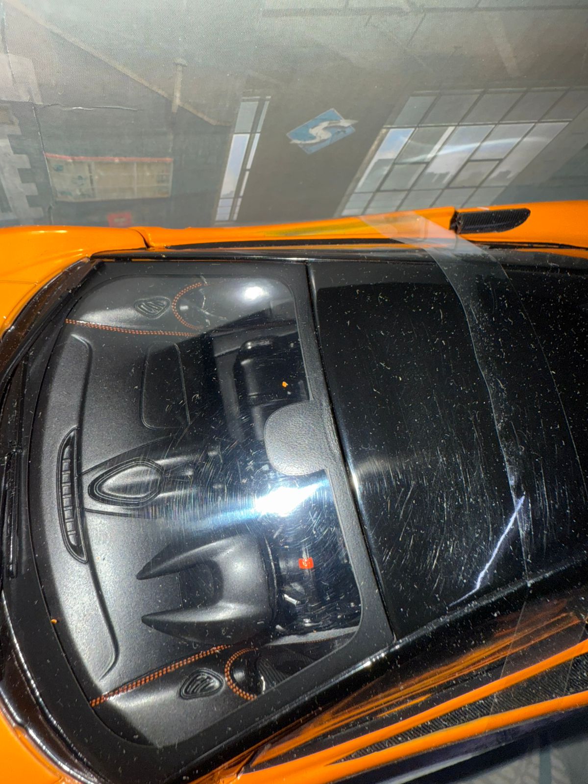 Scratches on Top McLaren 600 LT McLaren Orange 2018 1:18 scale model car - Solido