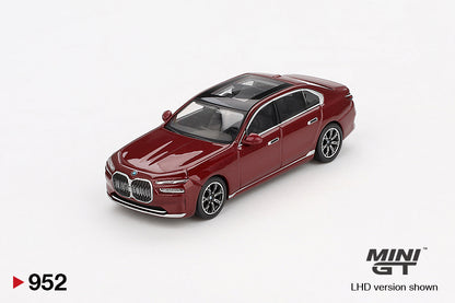 Front perspective view BMW i7 xDrive60 Aventurin 1:64 scale model car - Mini GT