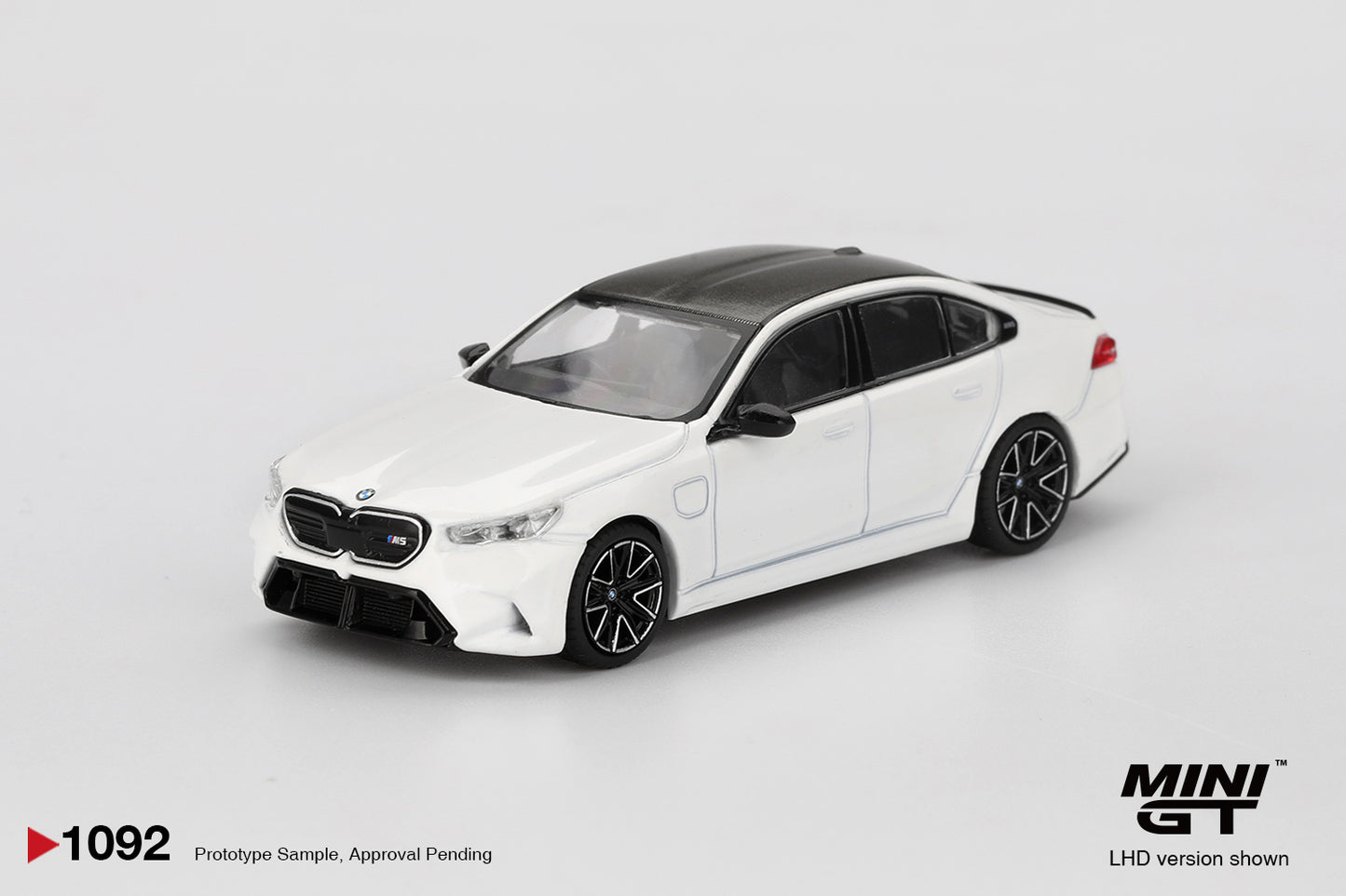 Mini GT 1:64 BMW M5 Alpine White diecast model car view 3