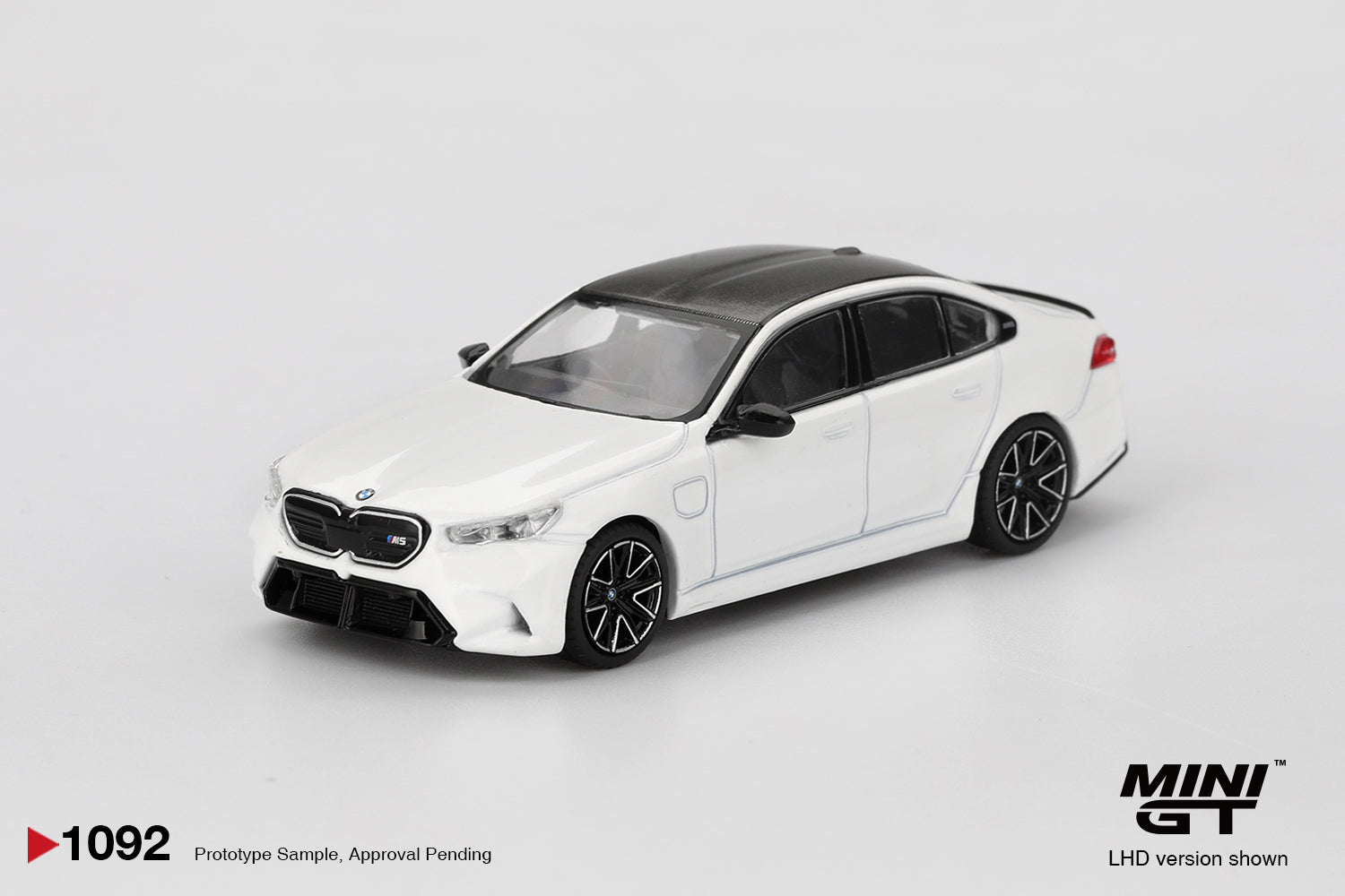 Mini GT 1:64 BMW M5 Alpine White diecast model car view 3