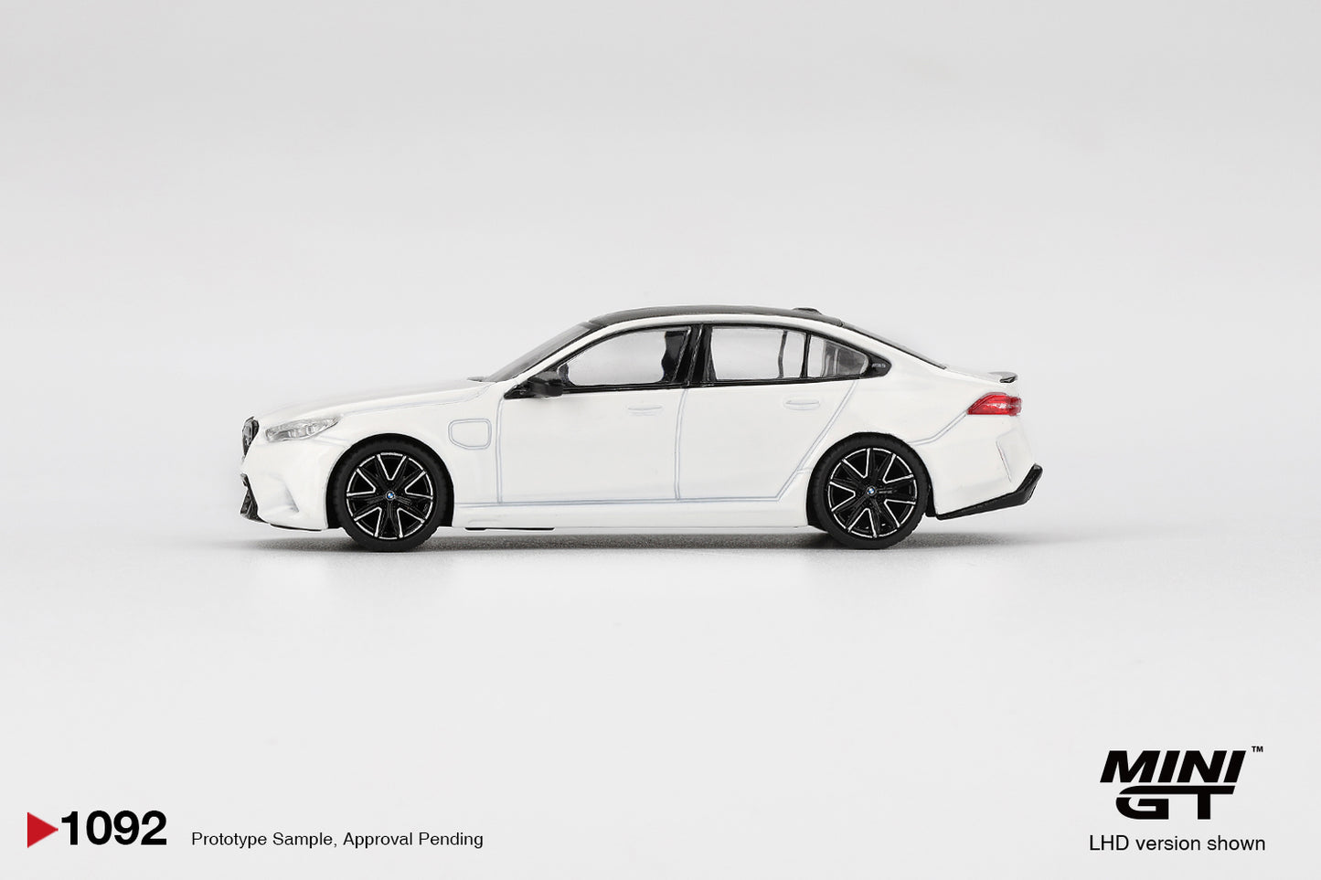 Mini GT 1:64 BMW M5 Alpine White diecast model car view 4