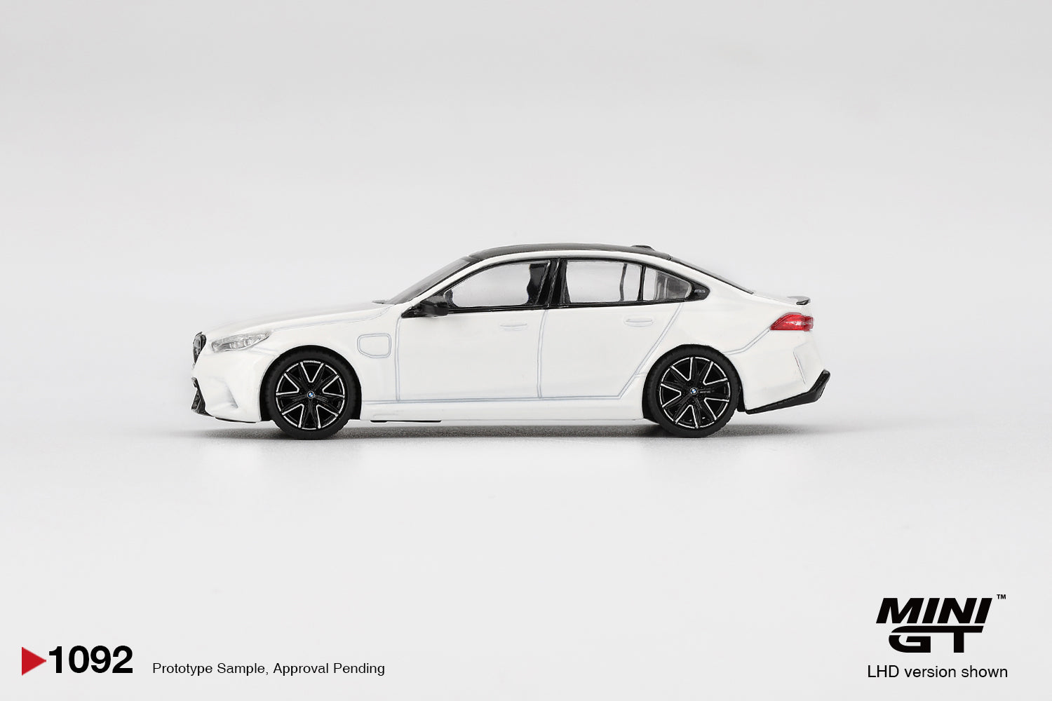 Mini GT 1:64 BMW M5 Alpine White diecast model car view 4