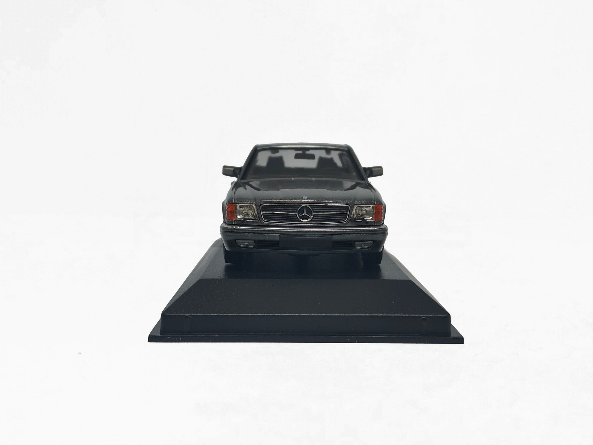 Front view Mercedes Benz 560 SEC C126 1980 Grey Met 1:43 scale model car - Minichamps 940035122