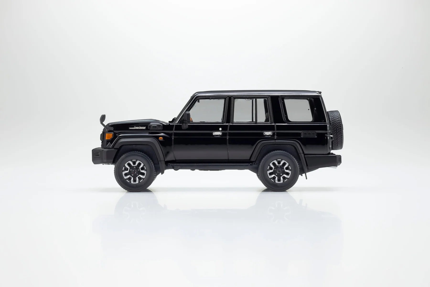 Side profile of Toyota Land Cruiser 70 Attitude Black Mica 1:43 scale model car by Kyosho with six-spoke alloys and all-terrain tyres (03928BK)