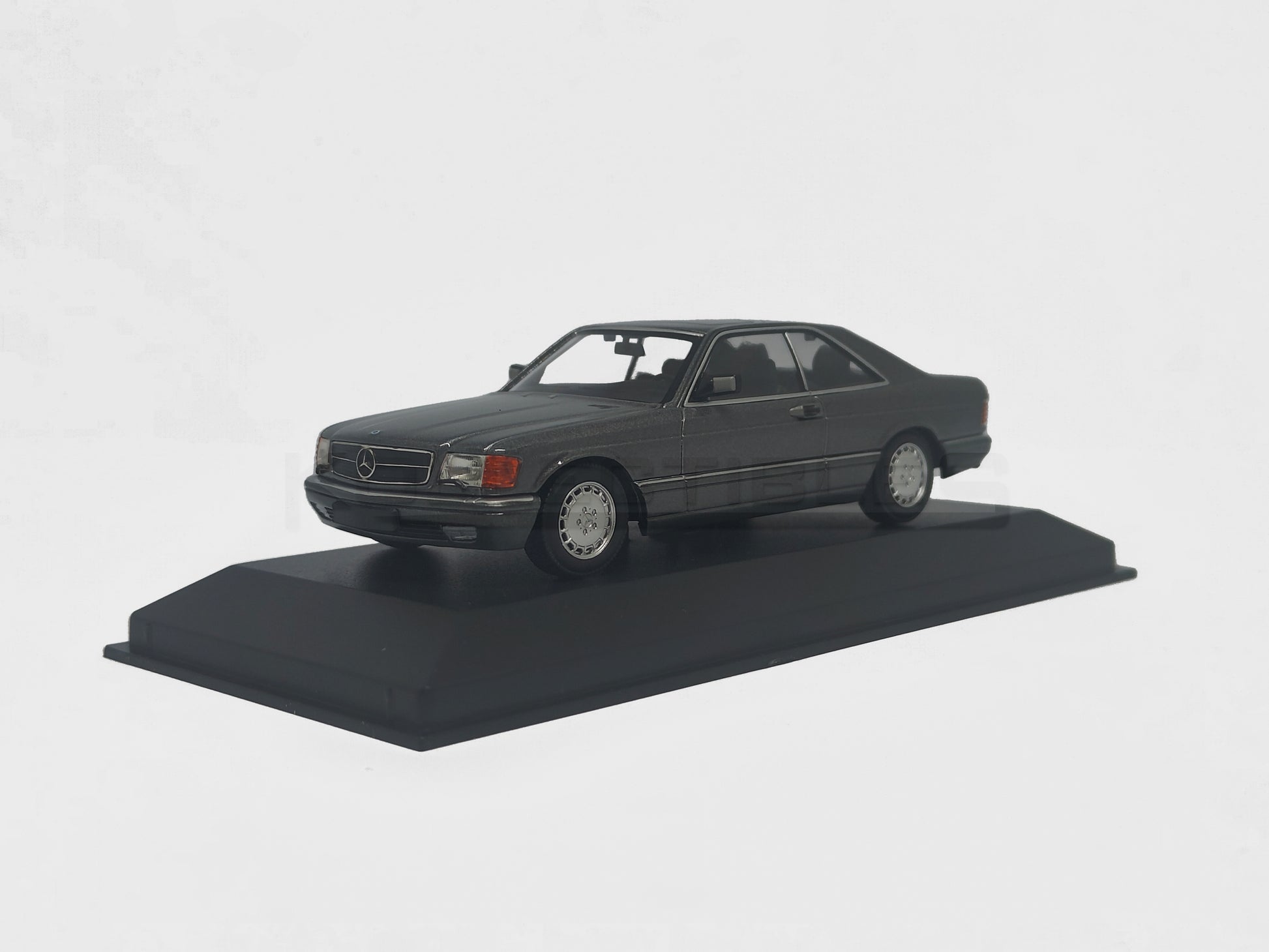 Front perspective Mercedes Benz 560 SEC C126 1980 Grey Met 1:43 scale model car - Minichamps 940035122