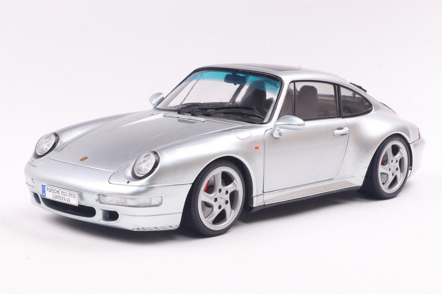 Front perspective view of Porsche 911 (993) 4S Polar Silver 1996 1:18 scale model car - Solido