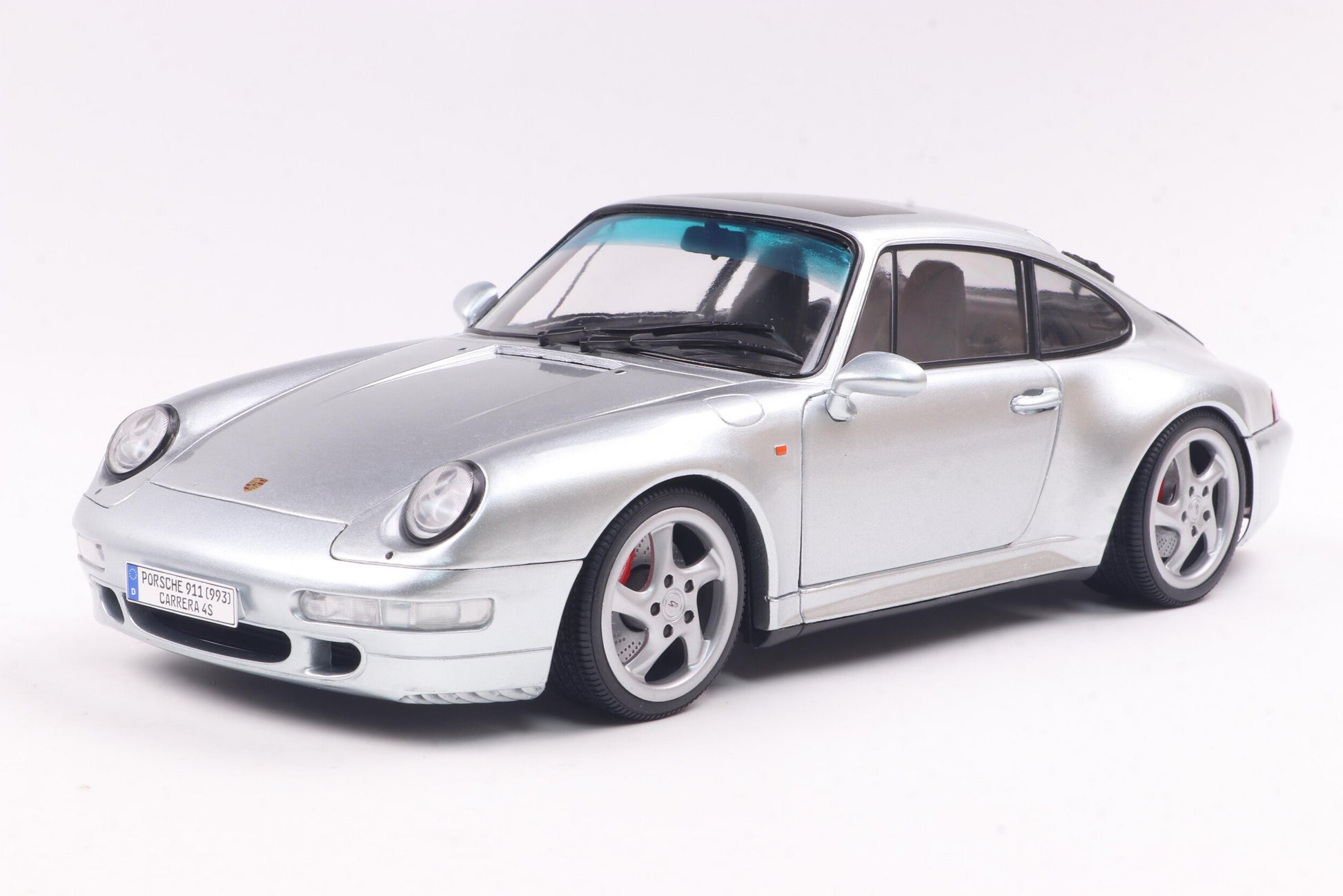 Front perspective view of Porsche 911 (993) 4S Polar Silver 1996 1:18 scale model car - Solido
