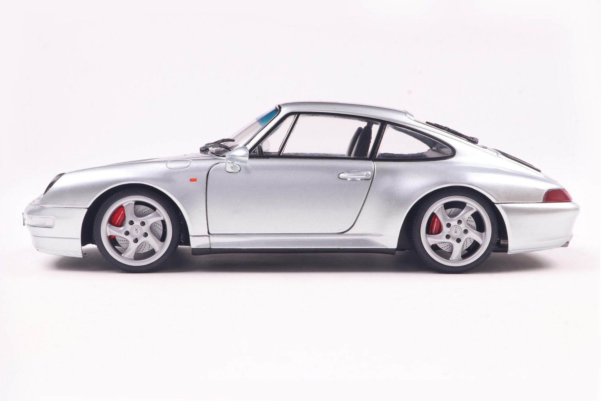 Side2 view of Porsche 911 (993) 4S Polar Silver 1996 1:18 scale model car - Solido