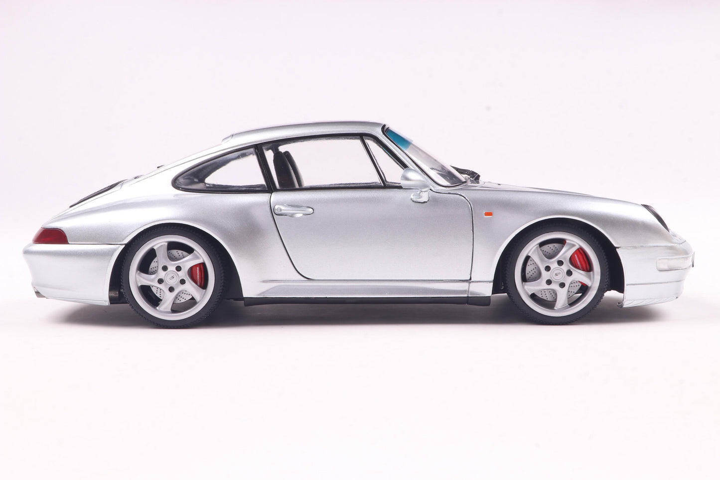 Side view of Porsche 911 (993) 4S Polar Silver 1996 1:18 scale model car - Solido