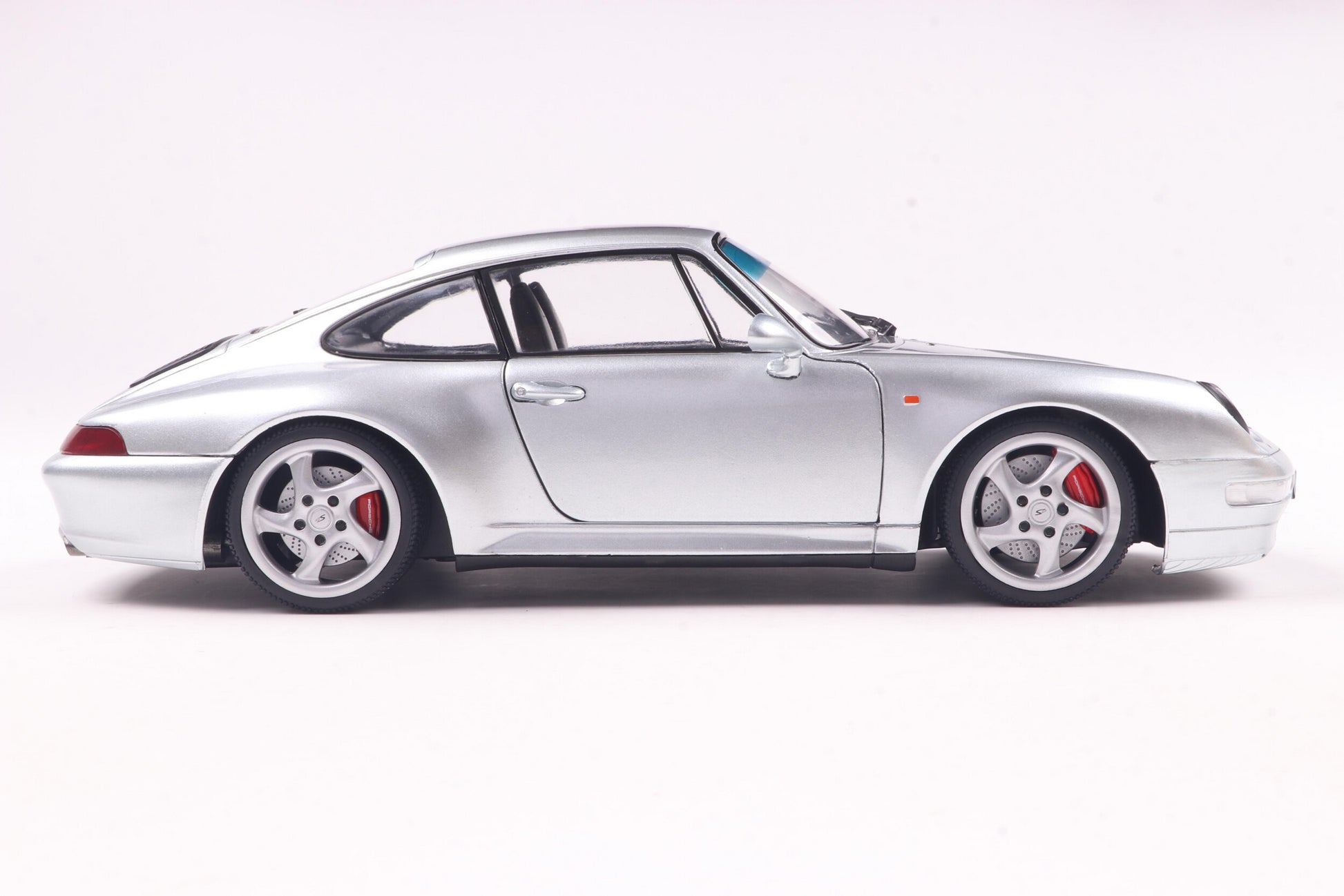 Side view of Porsche 911 (993) 4S Polar Silver 1996 1:18 scale model car - Solido