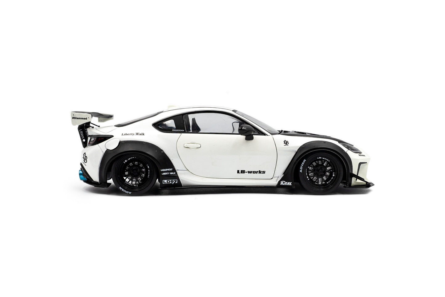side view of Toyota GR86 Liberty walk Body Kit Pearl White 2024 1:18 scale model car - Solido